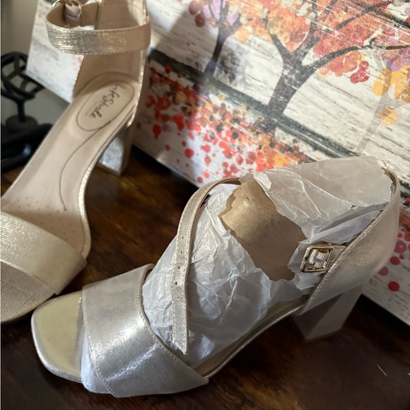 New- Life Stride Women's Metallic 3 in Heels
women’s 10.5 WIDE Holiday Heels - Picture 8 of 9